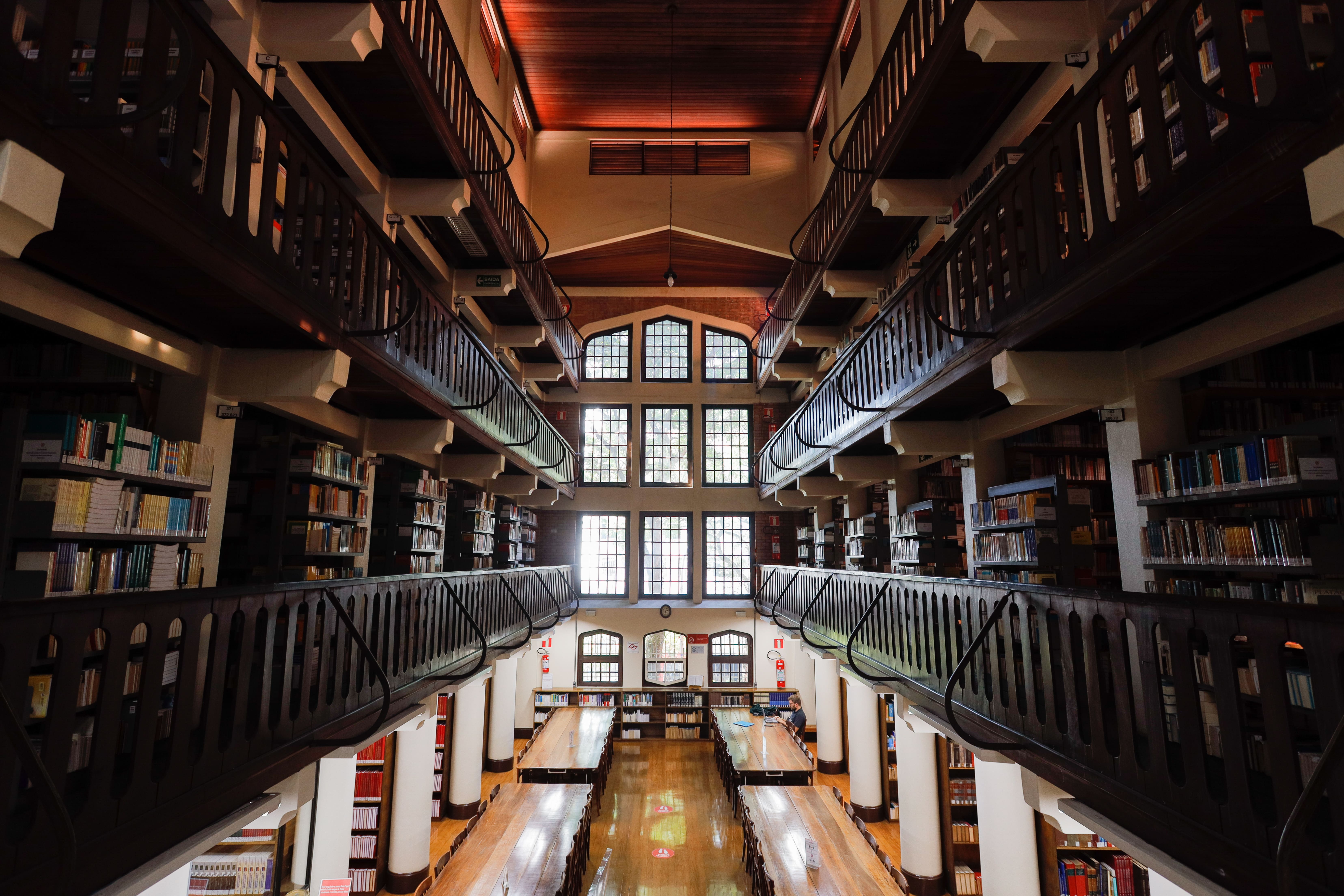 Estante de livros sobre aprendizagem transformadora