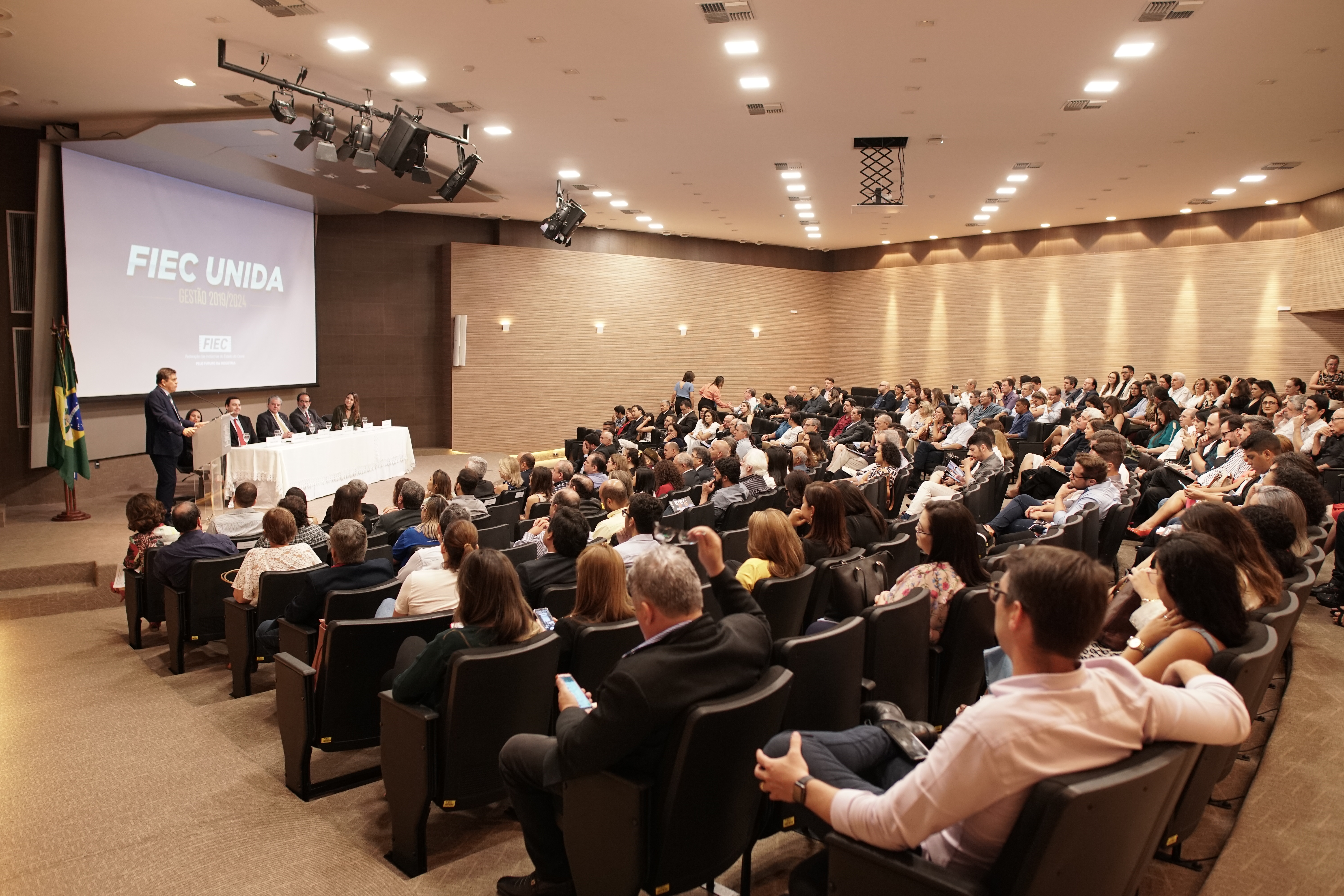 Reitor Marco Tullio Palestra para uma grande plateia em auditório lotado