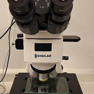 Microscópio óptico trinocular 
