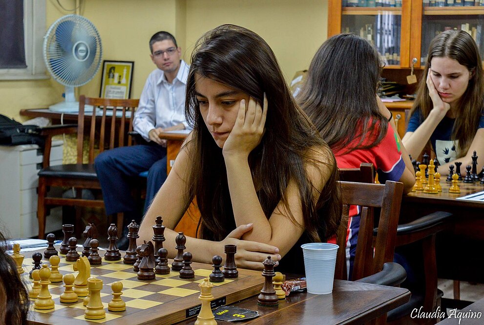 Júlia jogando Xadrez