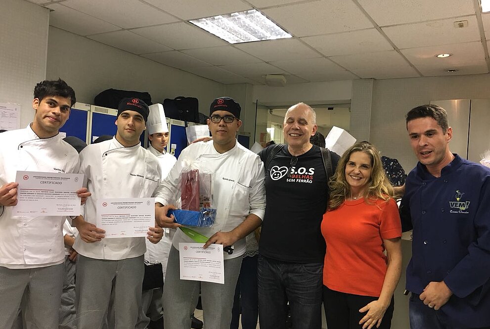 Alunos ganhadores do concurso com os jurados e professores.