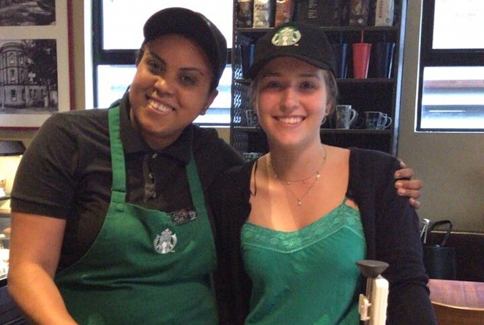 Alessandra Gundim, gerente do Starbucks do campus de Higienópolis, e Victoria Martins Daher Janz, vencedora da ação.