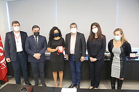 Um grupo de pessoas em pé posando para foto 