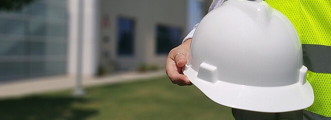 Imagem com um capacete de segurança branco, utilizado na engenharia civil