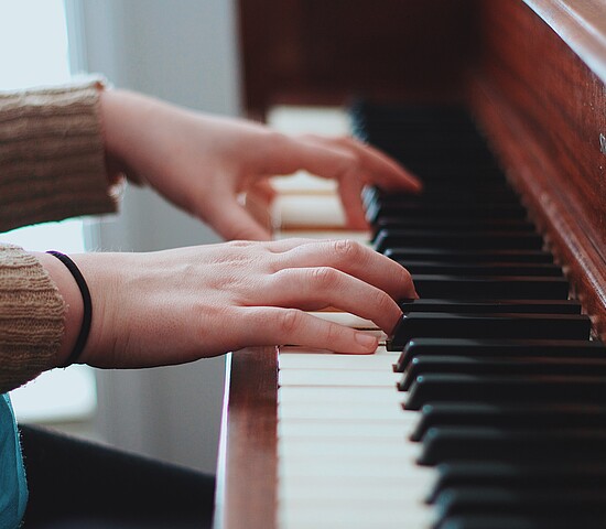 Mulher tocando piano. 