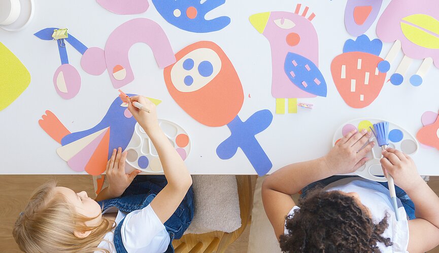 Crianças desenhando