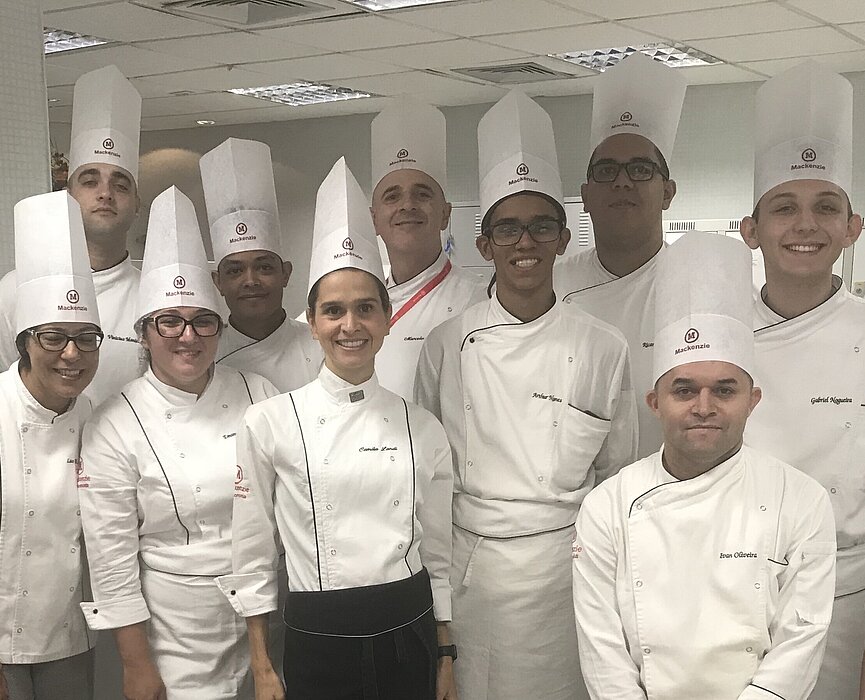 Alunos olhando para foto e sorrindo