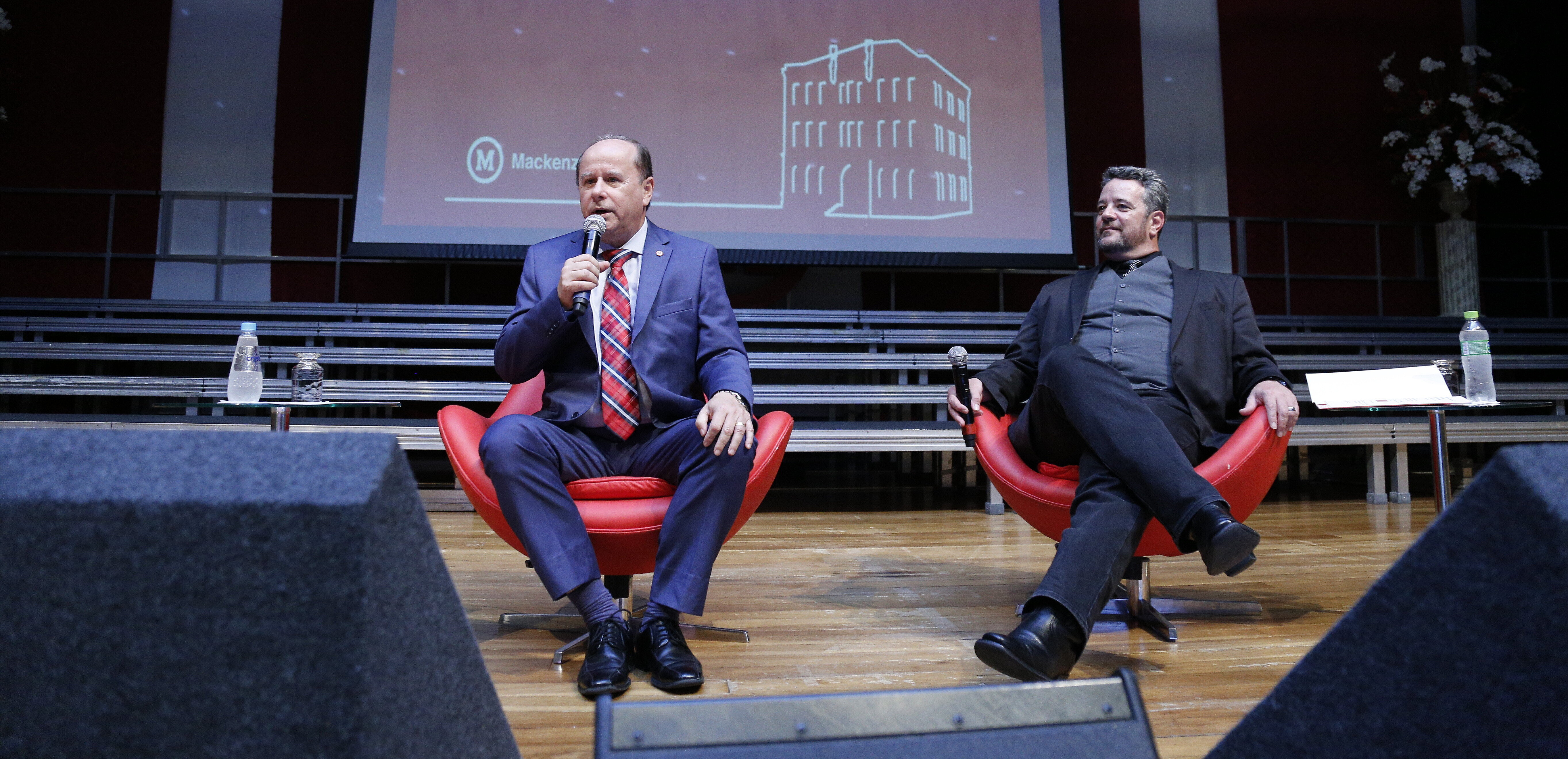 Reitor Benedito Guimarães Aguiar Neto à esquerda e chanceler Davi Charles Gomes à direita.