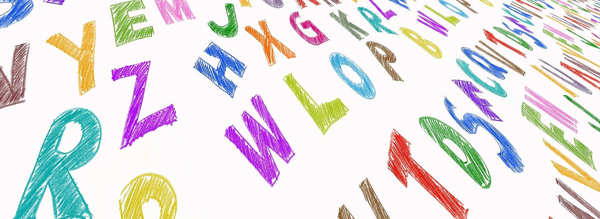 Diversas letras do alfabeto estão espelhadas pela foto. Elas têm diferentes cores e formatos.s