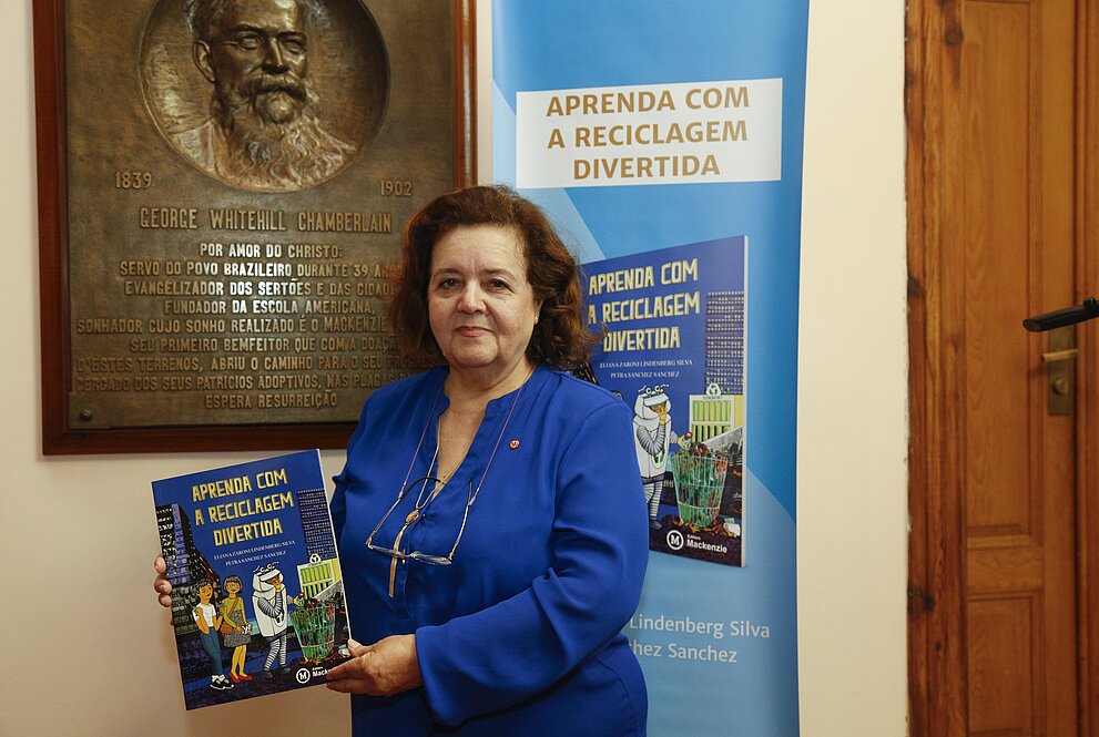 Professora e autora do livro: Petra Sanchez Sanchez
