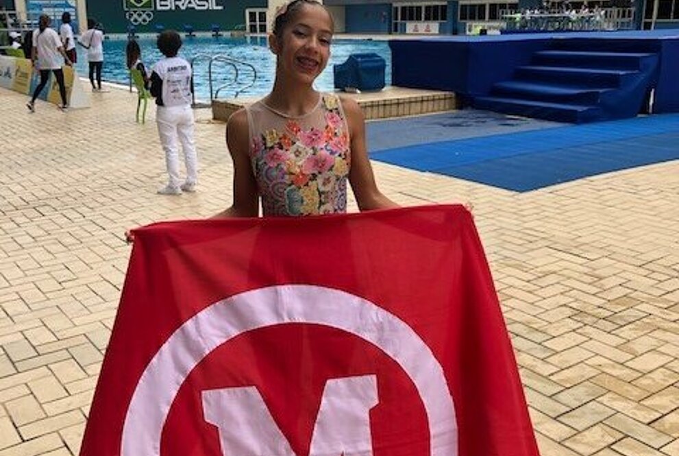 Ana Clara Machado segurando bandeira do mackenzie