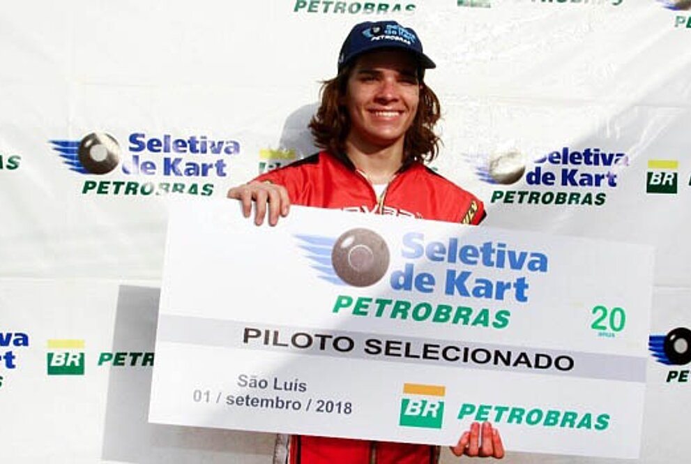 Piloto Nicolas Fliter segura placa da Seletiva de Kart, onde ganhou a vaga para o mundial 