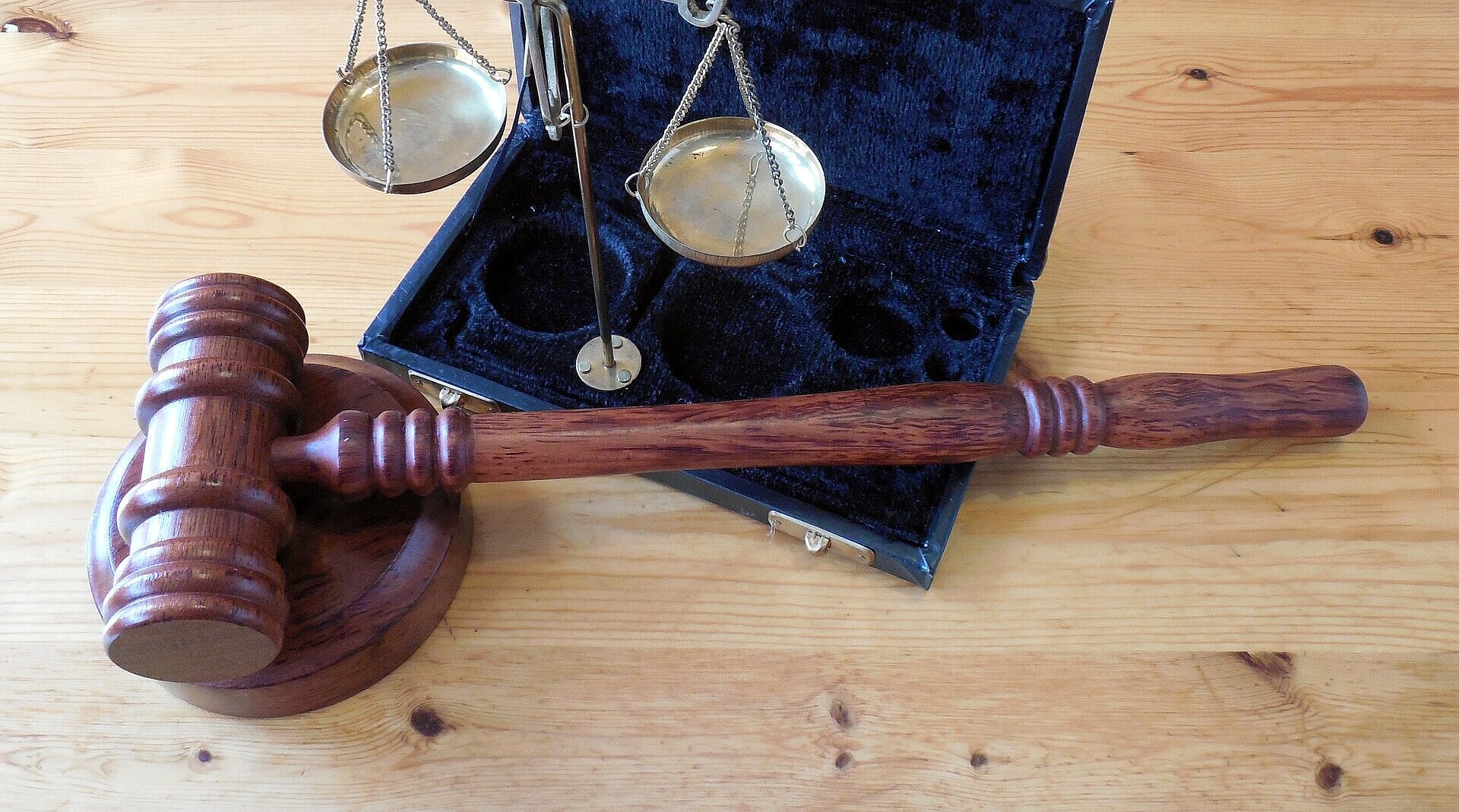 martelo de juiz ao da balança da justiça sobre uma mesa demadeira