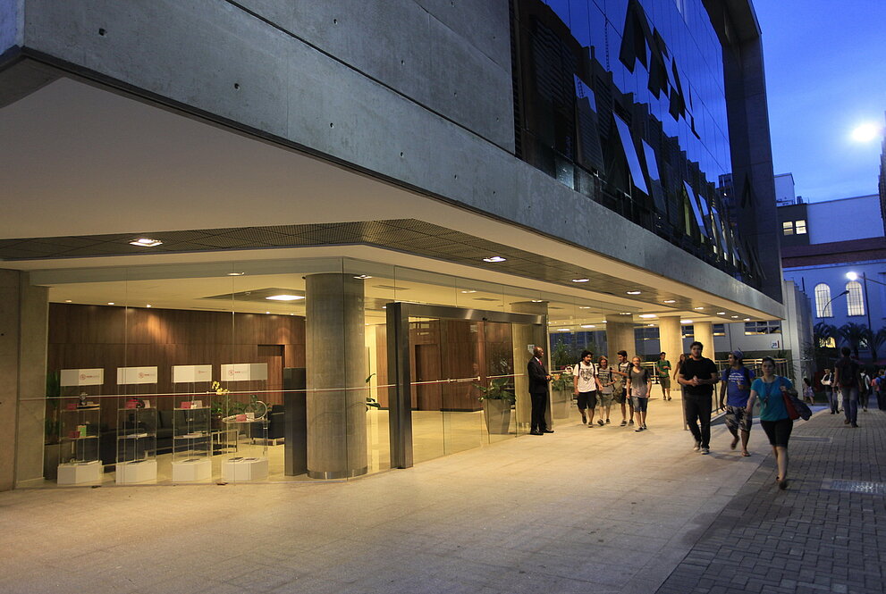 Entrada de prédio iluminada