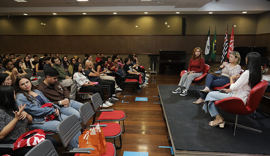 Alunos assistindo a palestra do integramack 