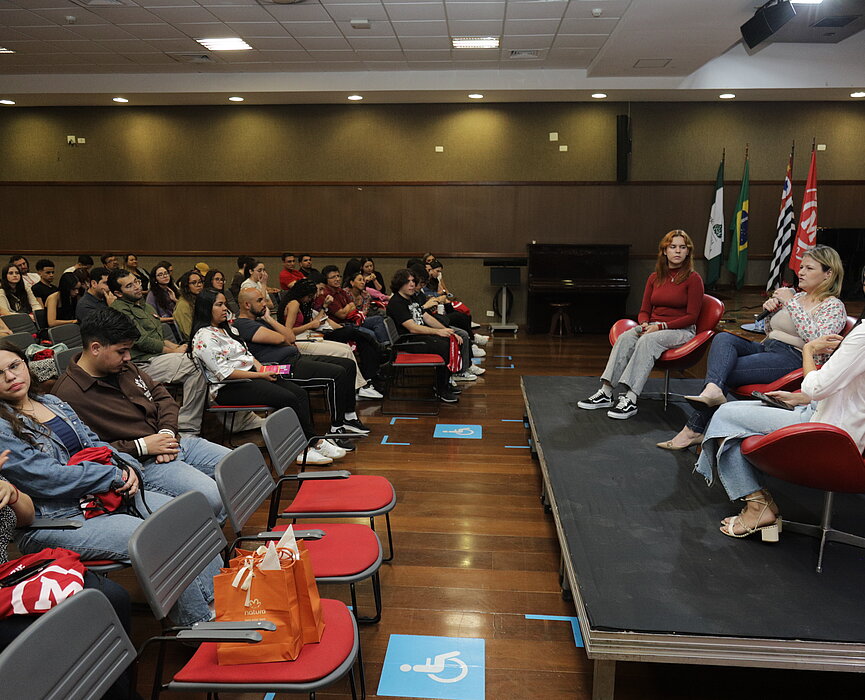 Alunos assistindo a palestra do integramack 