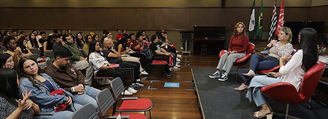 Alunos assistindo a palestra do integramack 