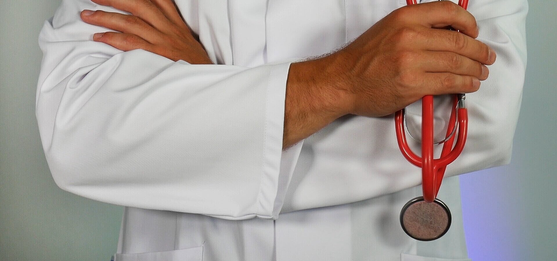 médico de braços cruzados