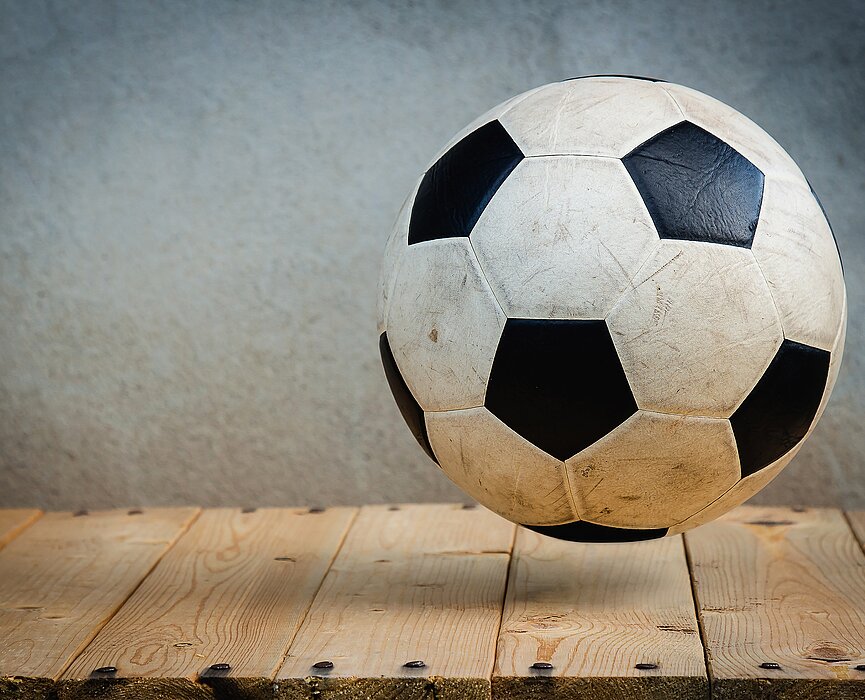 Imagem mostra uma bola de futebol