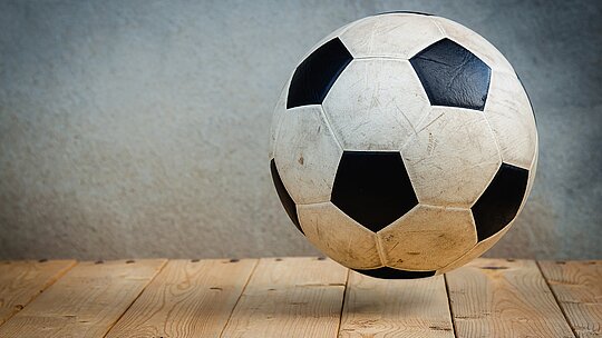 Imagem mostra uma bola de futebol