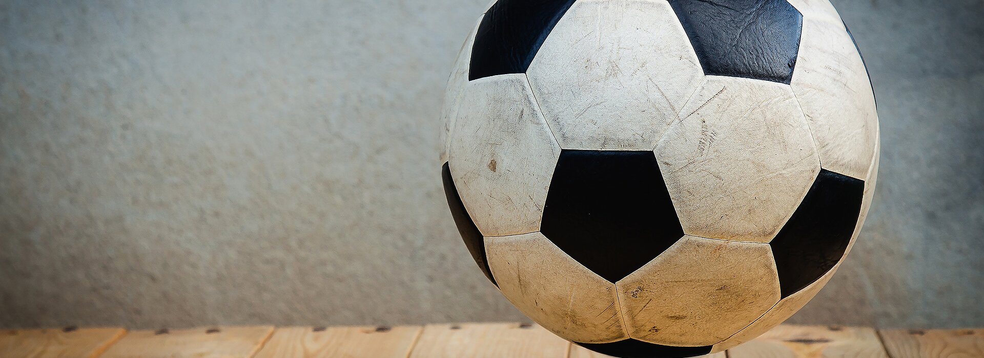 Fundo de equipamentos esportivos conceito de esporte com bolas e itens de jogos  bolas para futebol