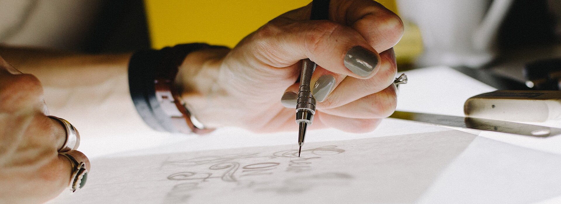 Foto de uma mão feminina desenhando.