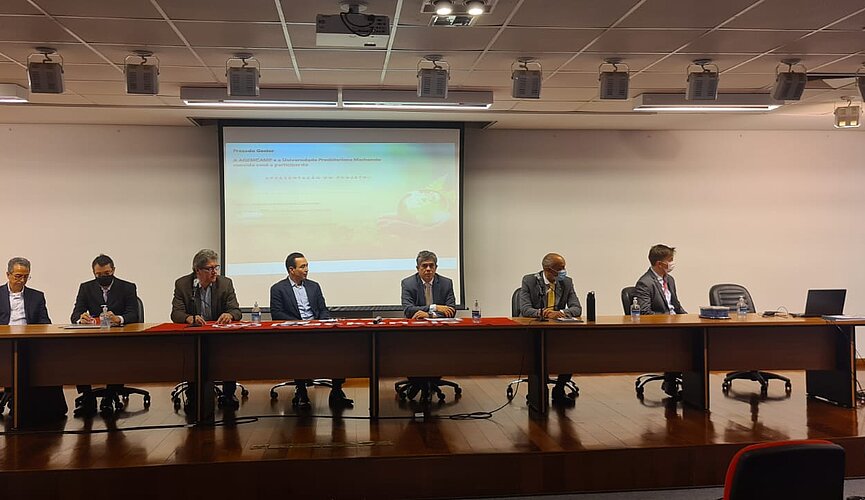 Mesa formada por representantes da UPM.