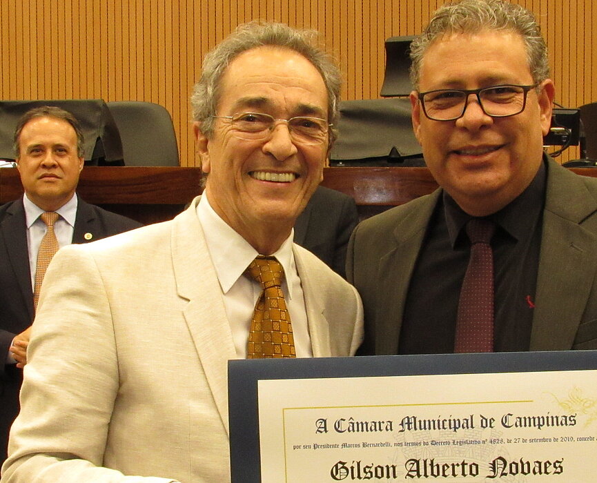 dois homens segurando diploma de homenagem
