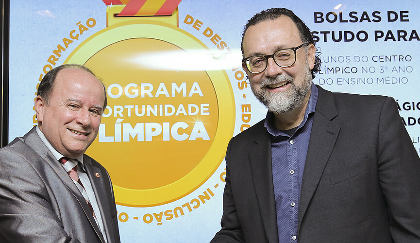 Dois homens apertando as mãos