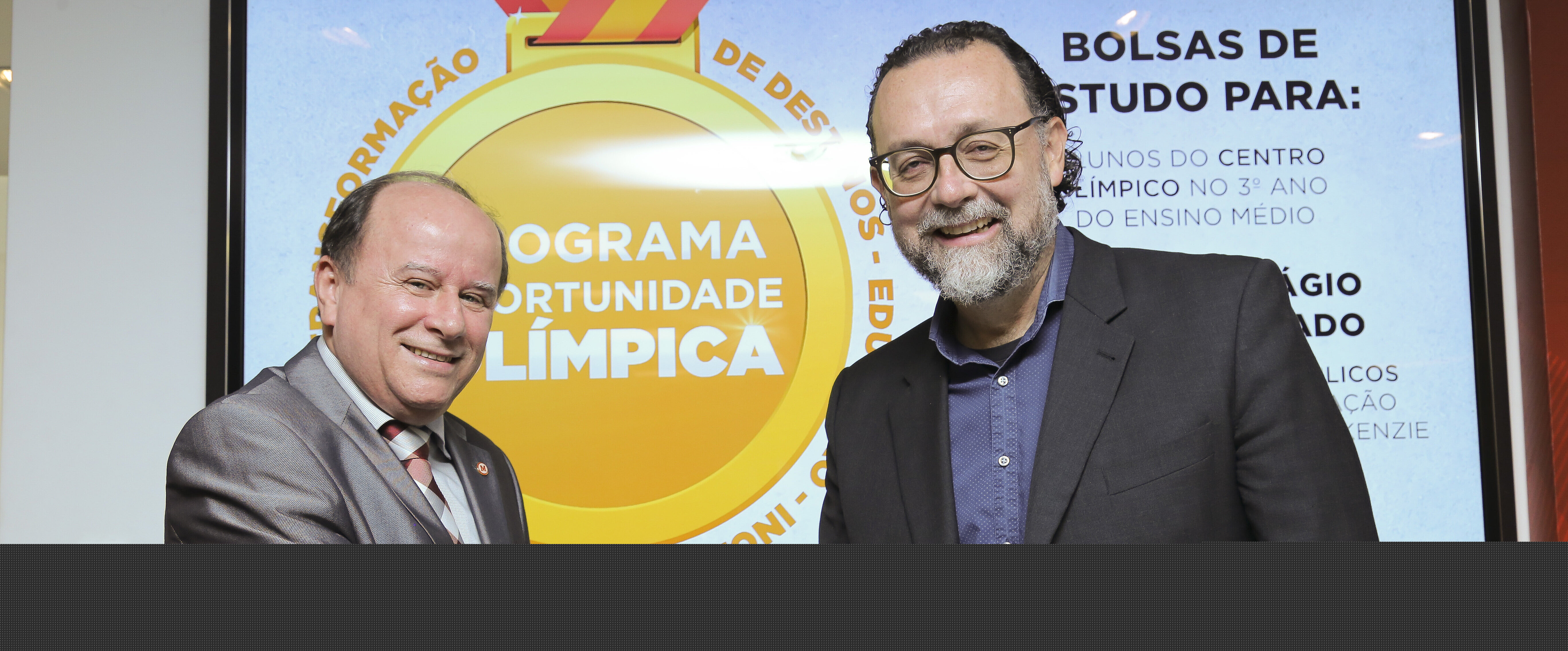 Dois homens apertando as mãos