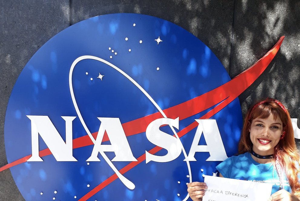 Raissa Estrela em frente a fachada da NASA