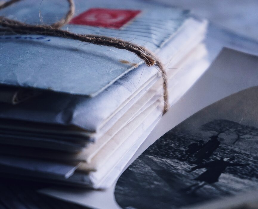 Cartas amarradas sobre uma mesa