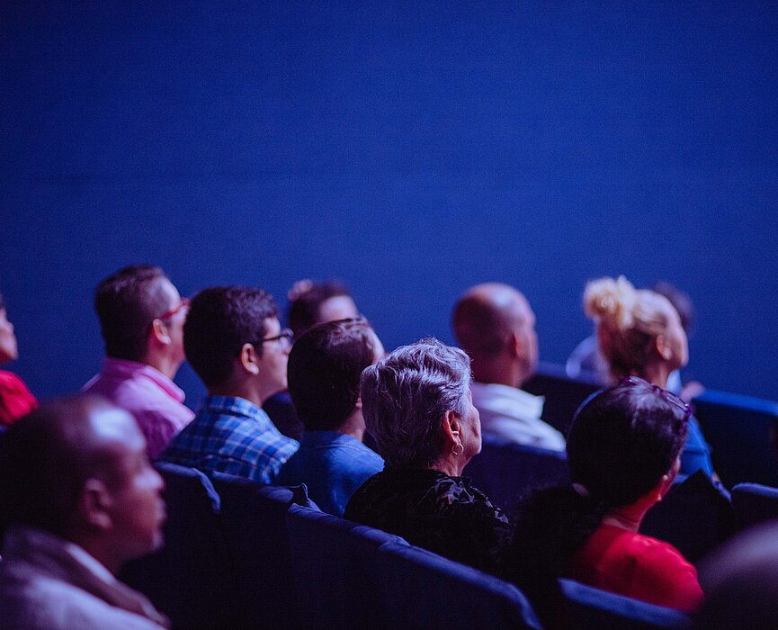 pessoas assistindo palestra