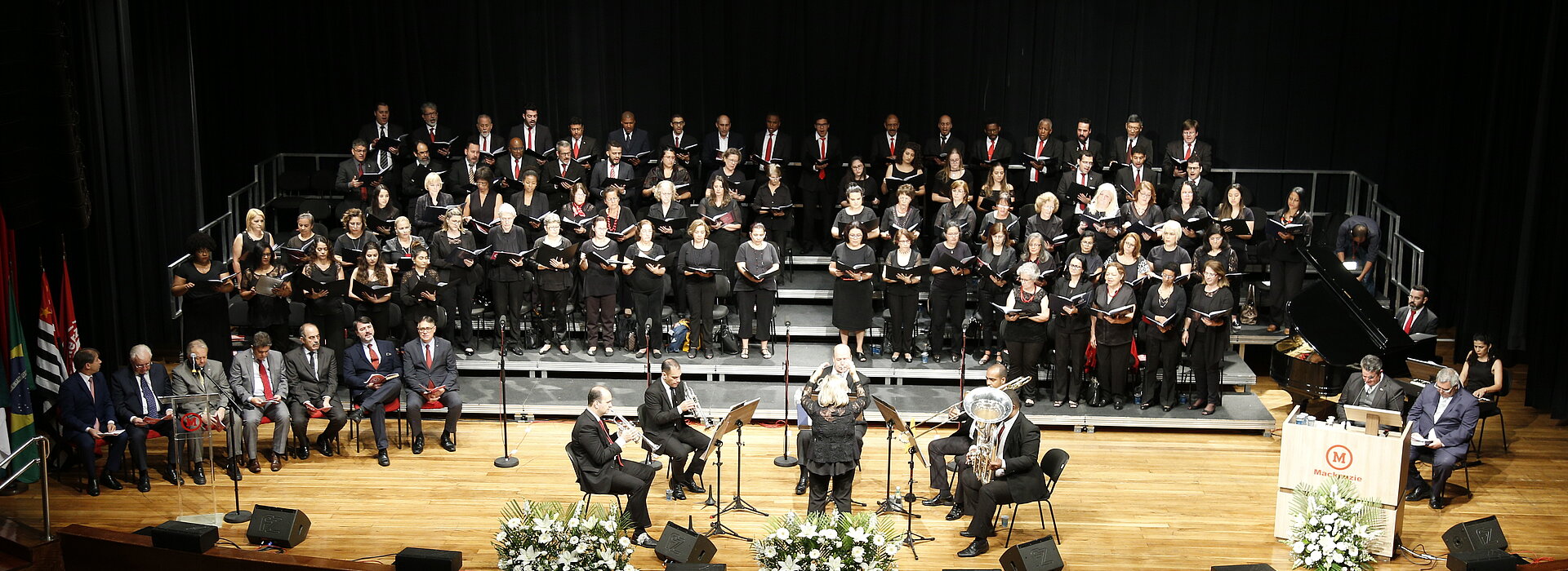 Coral no palco do maior auditório do campus higienópolis
