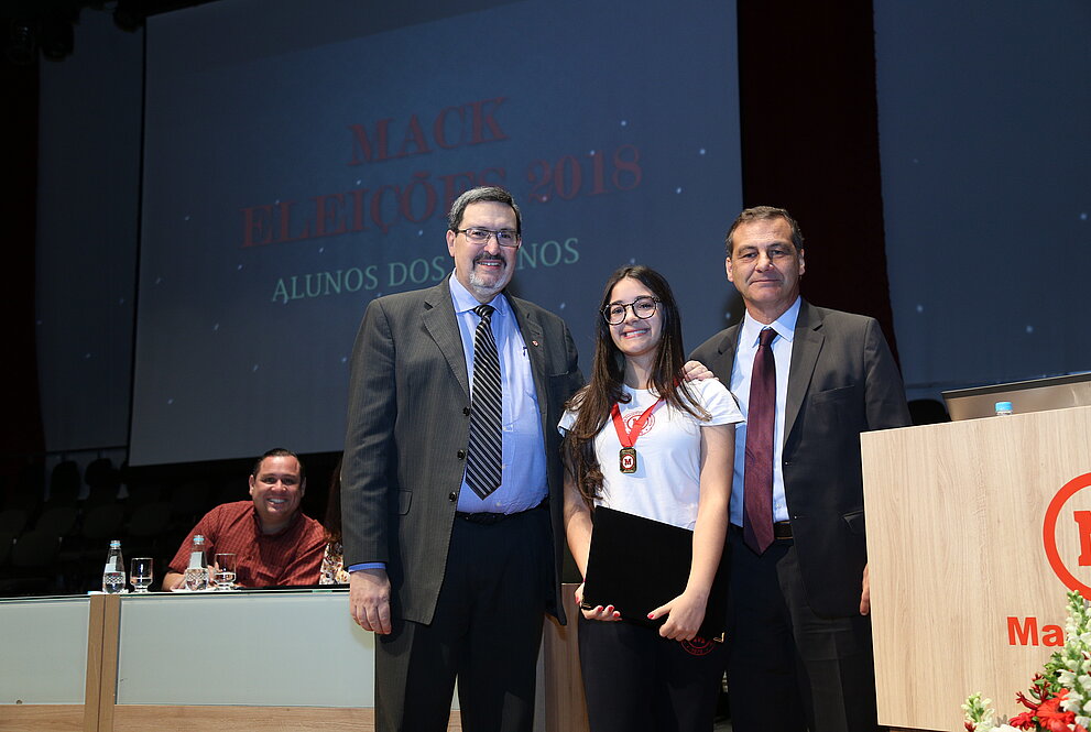 Aluna Amanda recebe prêmio do desembargador do TRE e do diretor educação básica 