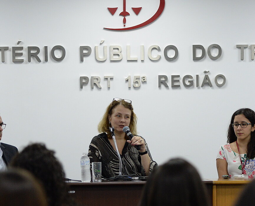 Ministério Público do Trabalho com três pessoas na mesa.