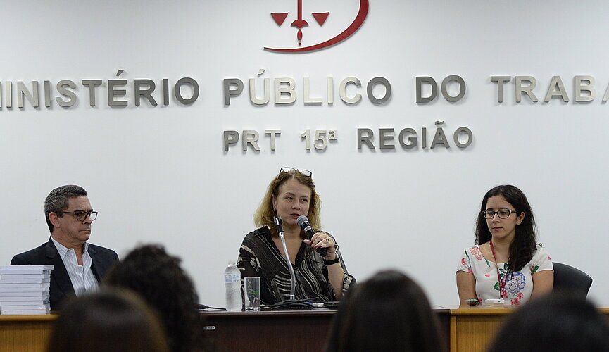 Ministério Público do Trabalho com três pessoas na mesa.