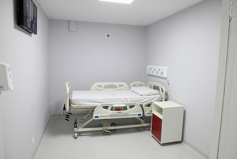 quarto com cama hospitalar e TV para acomodação individual