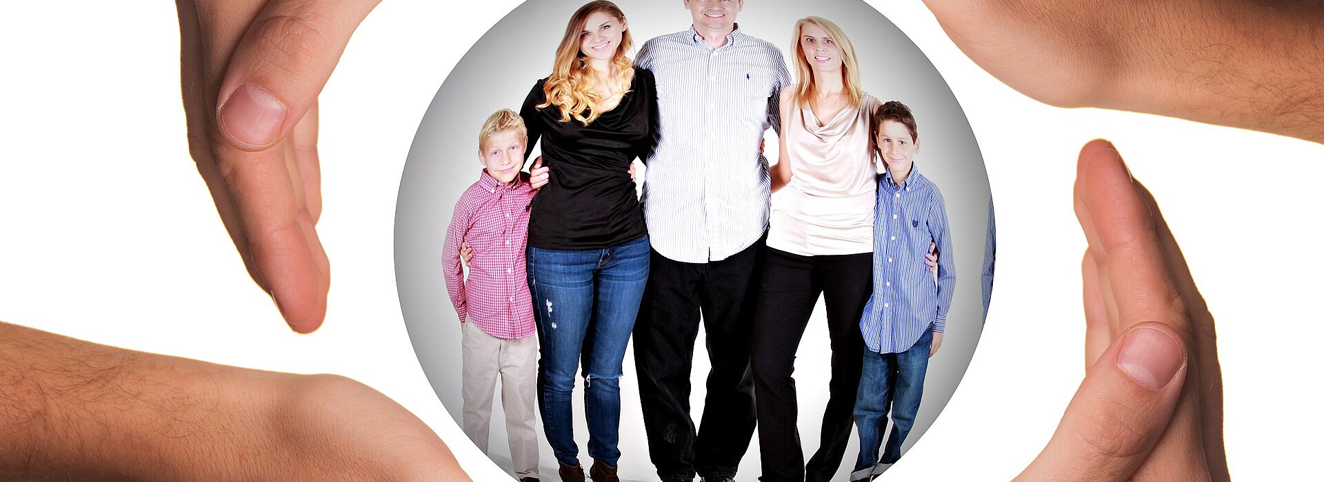 família de quatro pessoas, sendo duas adultas e duas crianças, envolta em um círculo