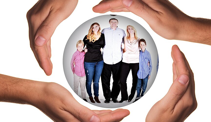 família de quatro pessoas, sendo duas adultas e duas crianças, envolta em um círculo