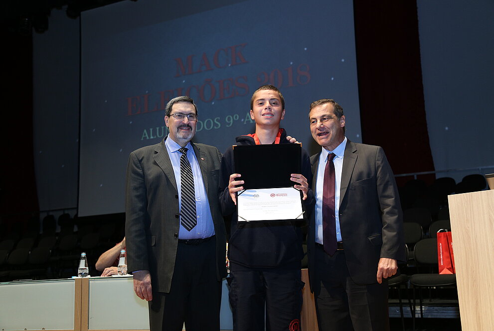 Aluno Pedro recebe prêmio do diretor Solano e do Desembargador do TRE 