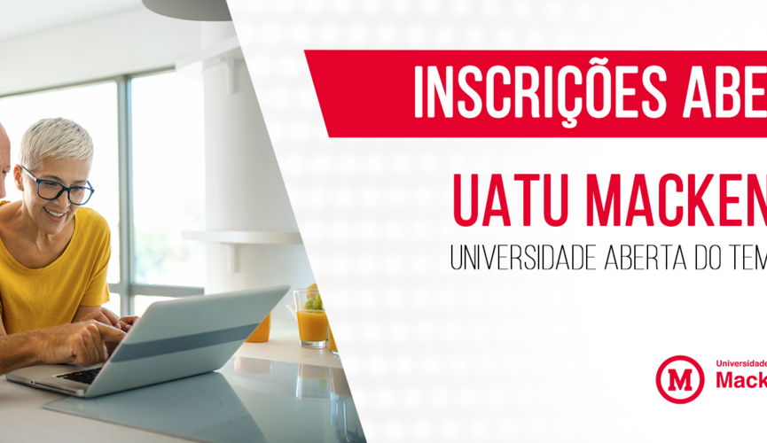 duas pessoas da terceira idade olham para a tela de um computador com interesse, eles estão sorrindo