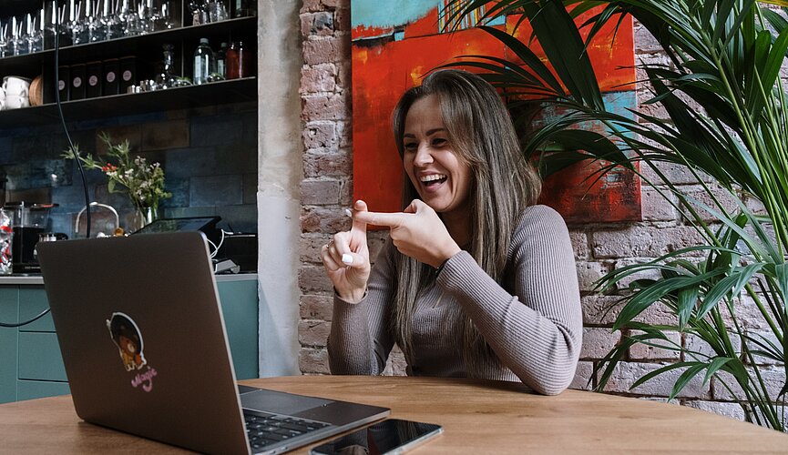 Professora ensinando libras