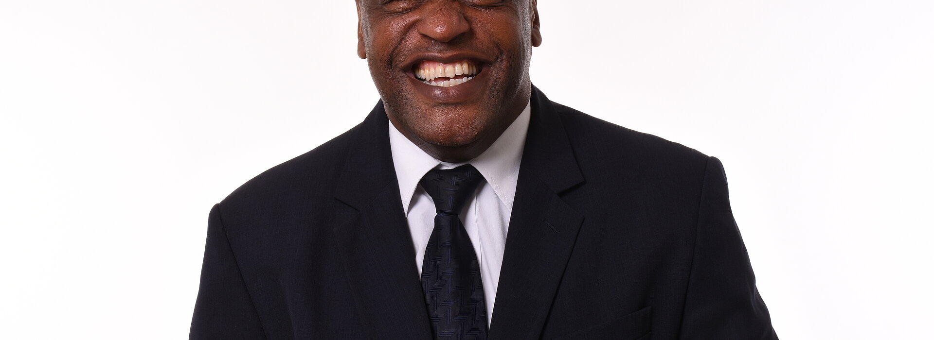 Eliseu, chefe de segurança do Mackenzie, sorrindo para foto.