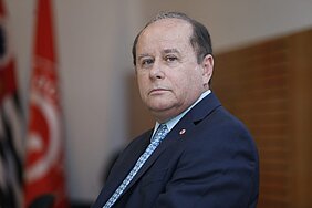 reitor da universidade está de lado olhando em outra direção
