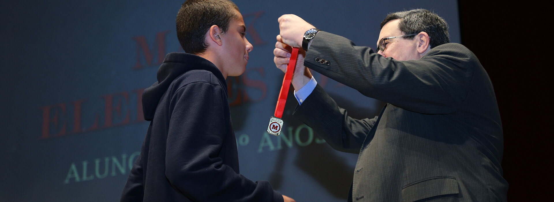 O aluno eleito, Pedro Valim, recebe medalha de Solano Portela