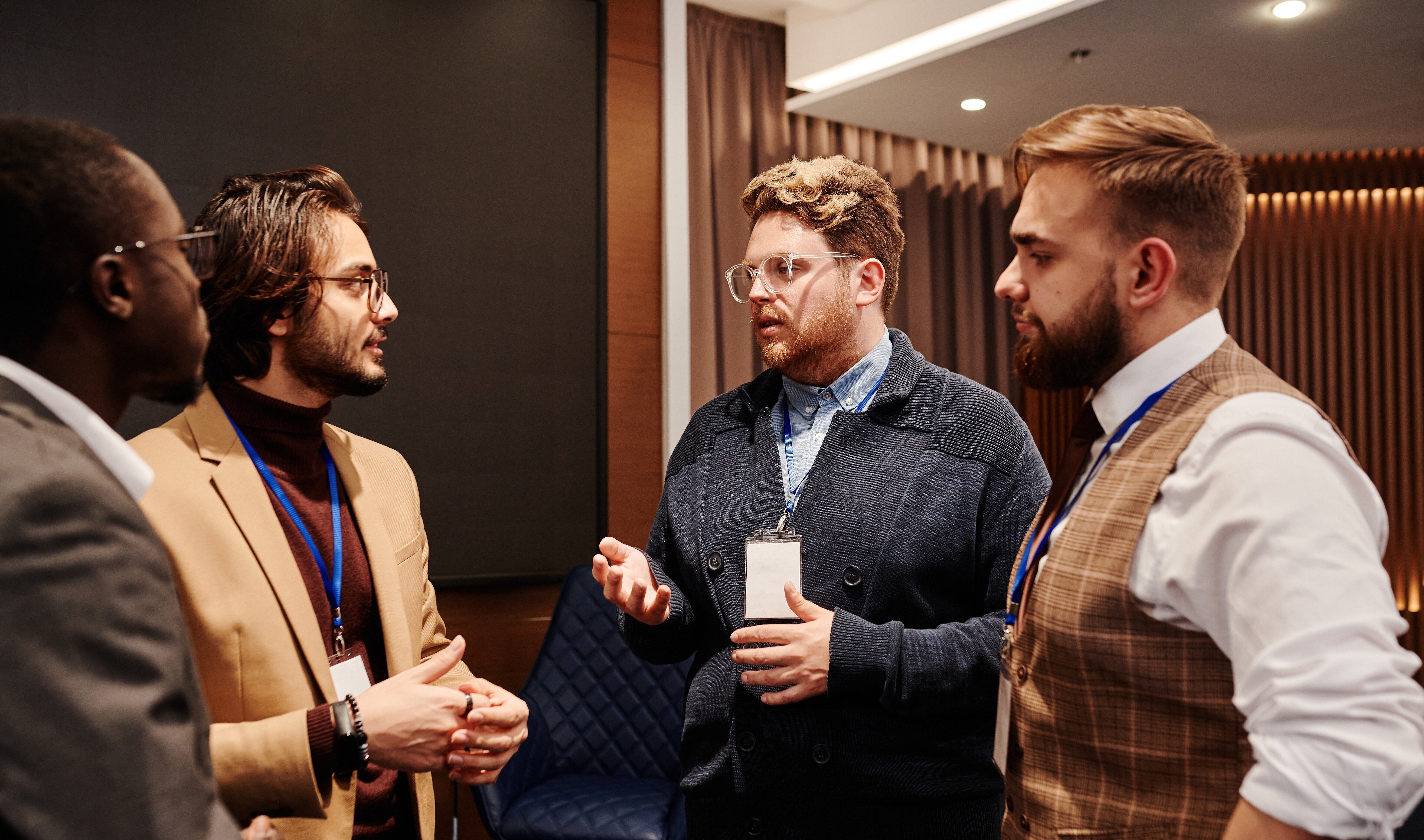 A imagem apresenta árbitros conversando. 