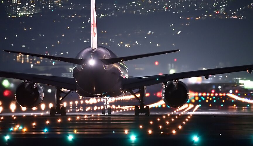 Aeronave na pista de decolagem à noite