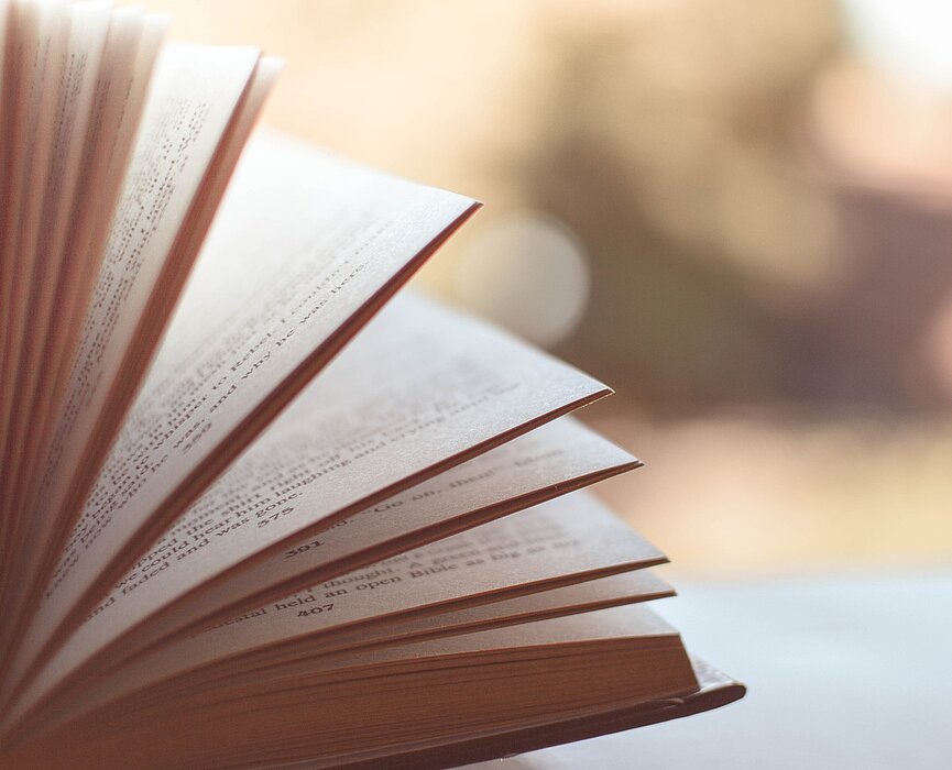 livro sendo folheado