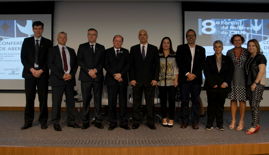 Grupo de pessoas posando para fotos